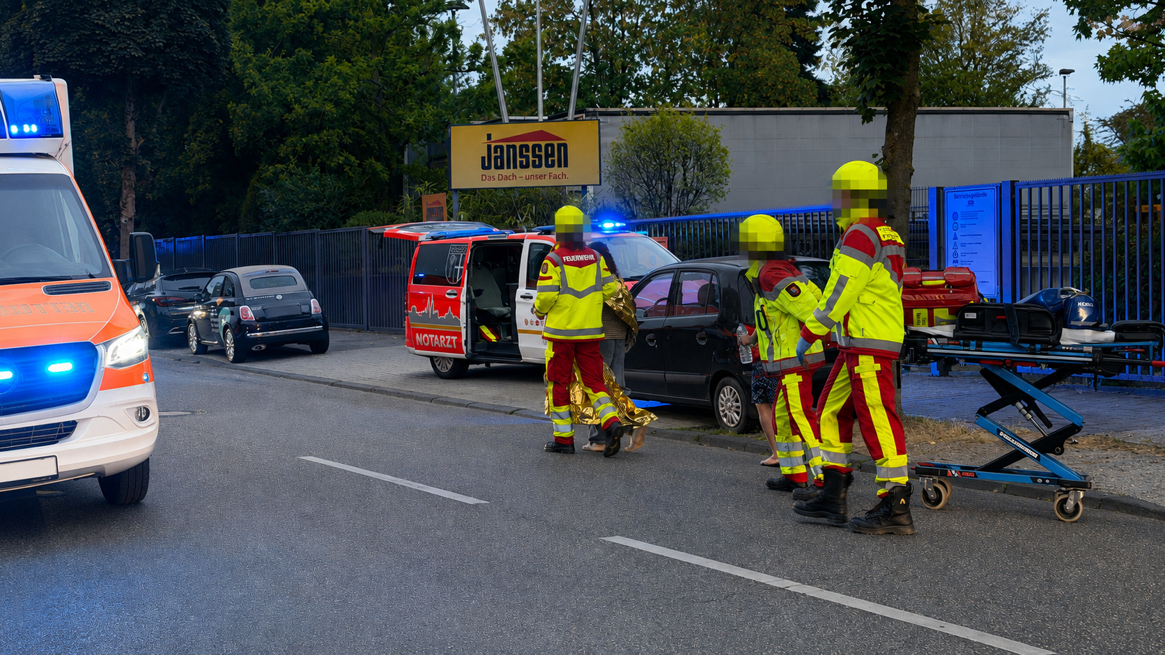 wide_street_level_emergency_scene_in_daylight_or_e