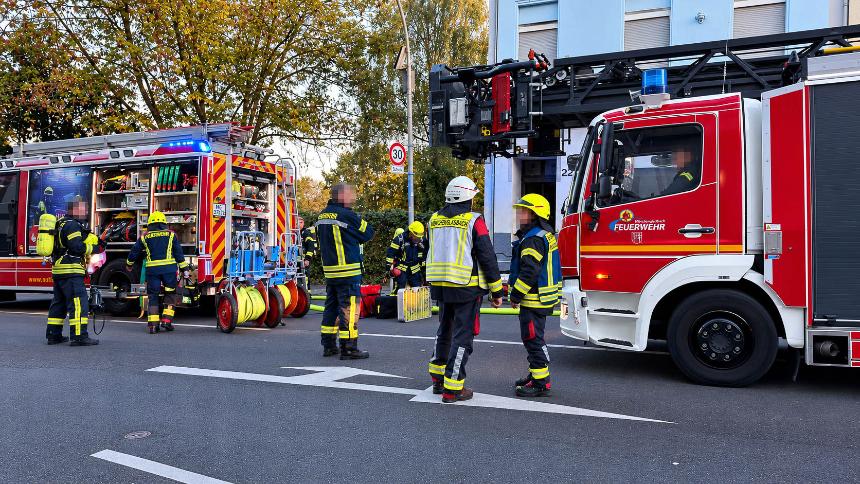20261013-Brand-Aachener-Strasse-Vier-Menschen-von-Feuerwehr-gerettet-2