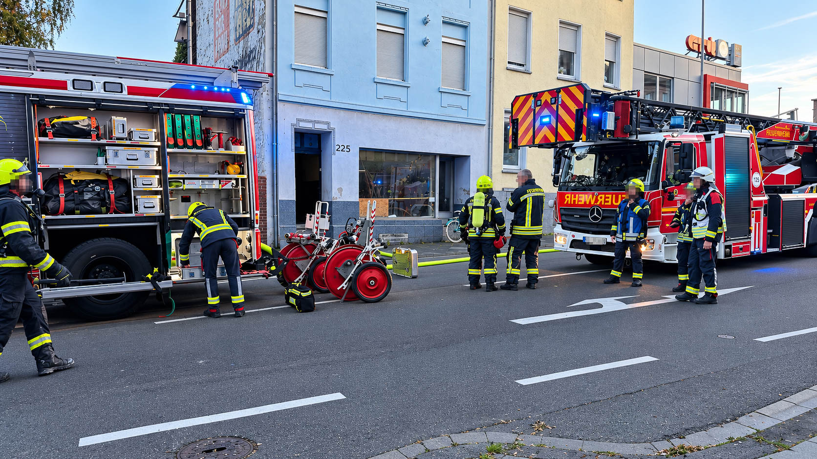 20261013-Brand-Aachener-Strasse-Vier-Menschen-von-Feuerwehr-gerettet-3