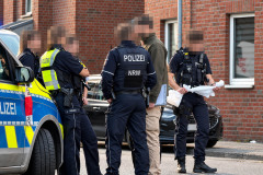 20261015-Spurensicherung-nach-der-Tat-Ein-Ermittler-der-Kriminalpolizei-sichert-eine-der-mutmasslichen-Tatwaffen-in-einer-Asservatentuete