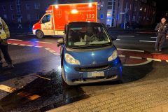 Schwerer-Unfall-in-Moenchengladbach-22-J-prallt-mit-Auto-gegen-Ampelmast-Bild-2