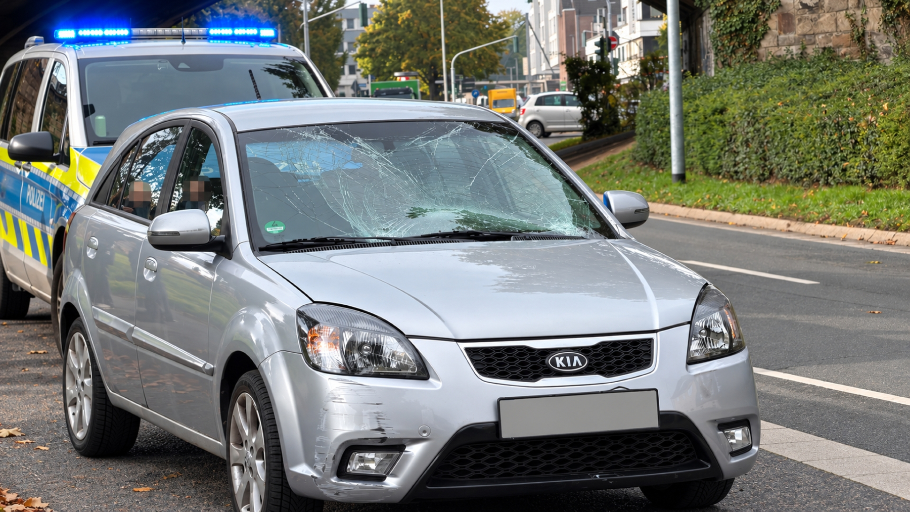 Unfall-PKW-gegen-Trettroller-Theodor-Heuss-Strasse-ecke-Koschenbroicher-str-6