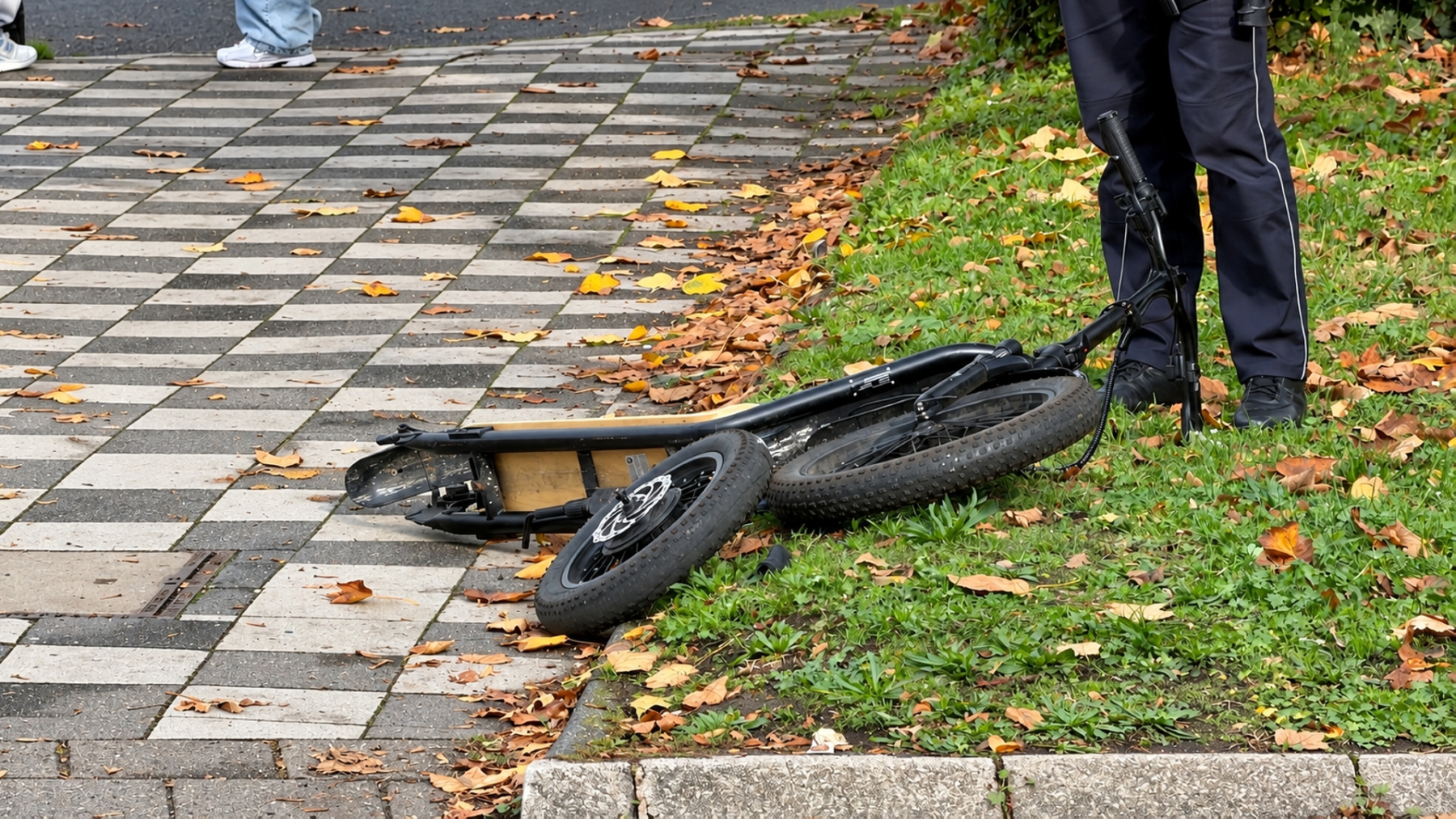 Unfall-PKW-gegen-Trettroller-Theodor-Heuss-Strasse-ecke-Koschenbroicher-str-8