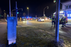 Verkehrsunfall-auf-der-Duvenstrasse-Zwei-Pkw-kollidieren3