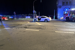 Verkehrsunfall-auf-der-Duvenstrasse-Zwei-Pkw-kollidieren4