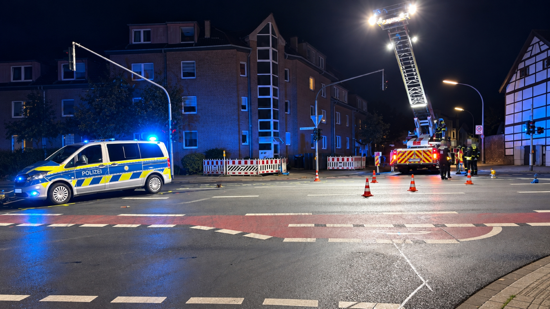 Verkehrsunfall-zwischen-zwei-Streifenwagenteams-in-Rheydt-4