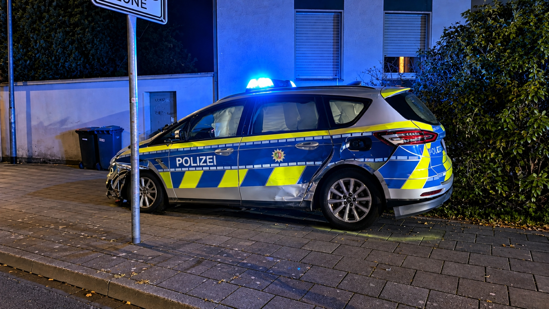 Verkehrsunfall-zwischen-zwei-Streifenwagenteams-in-Rheydt-5
