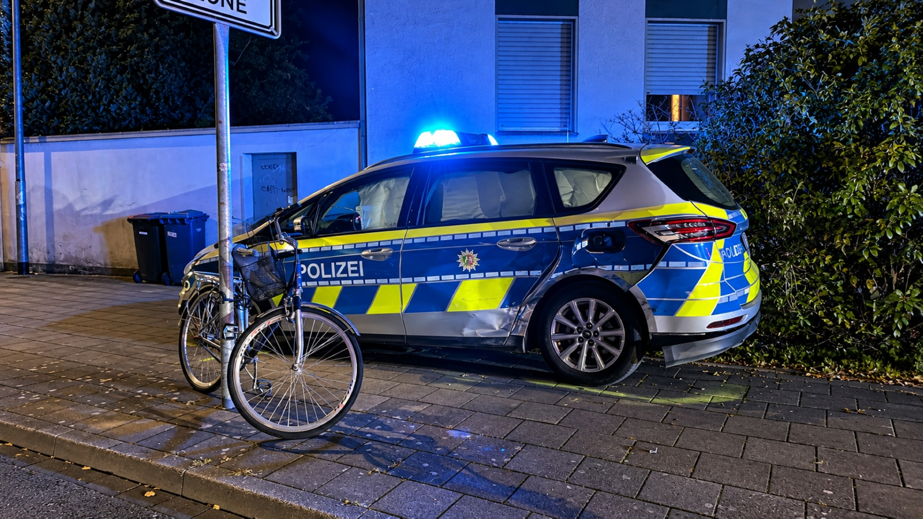Verkehrsunfall-zwischen-zwei-Streifenwagenteams-in-Rheydt-6