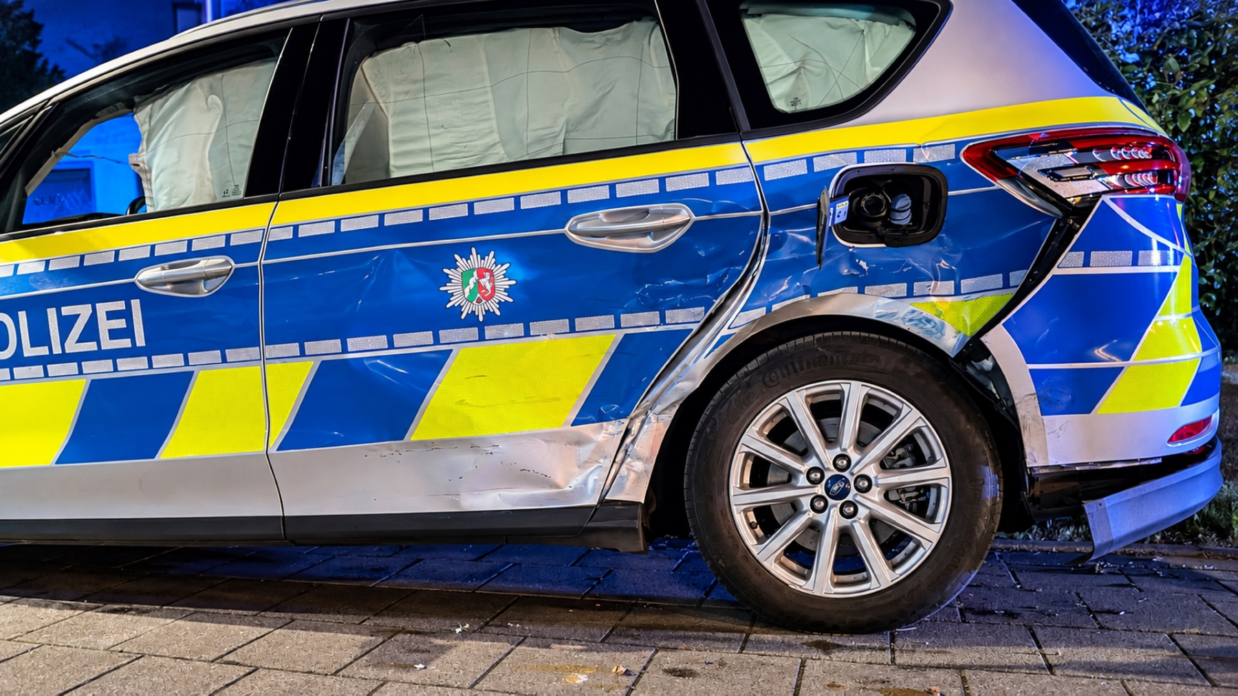 Verkehrsunfall-zwischen-zwei-Streifenwagenteams-in-Rheydt