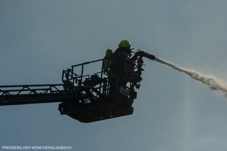 Küchenbrand sorgt für vorübergehende Unbewohnbarkeit eines Hauses