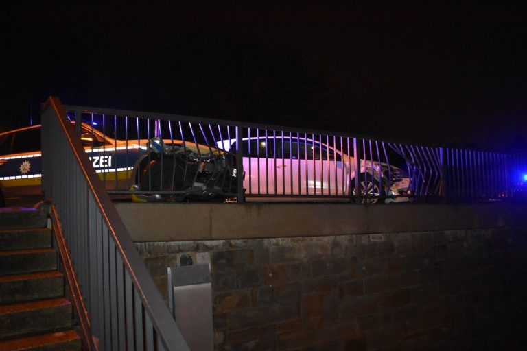 Am 1. Weihnachtstag kam es gegen 04.00 h in Schrievers zu einer Verfolgungsfahrt. Ein 32-jähriger Mönchengladbacher befuhr mit seiner Beifahrerin innerstädtische Straßen in der Ortslage Schrievers und sollte durch eine nachfolgende Streifenwagenbesatzung kontrolliert werden. Der Fahrzeugführer reagierte nicht auf Anhaltezeichen. An einer Kreuzung missachtete er das Rotlicht einer Ampel, erhöhte dann seine Geschwindigkeit und versuchte, über innerstädtische Straßen weiter zu flüchten. Die Beamten fuhren mit Blaulicht und Martinshorn weiter hinter dem Fahrzeug her. Zum Glück herrschte kein Verkehrsaufkommen. In einer scharfen Kurve am Hangbuschweg geriet der PKW ins Schleudern und prallte gegen ein Fahrbahnbegrenzungsgitter. Der verfolgende Streifenwagen wich aus und prallte ebenfalls gegen das Gitter. Dabei wurden die Beifahrerinnen, eine 21-jährige Polizeibeamtin und eine 24-jährige im verfolgten Fahrzeug leicht verletzt, an beiden nicht mehr fahrbereiten Fahrzeugen entstand hoher Sachschaden. Der alkoholisierte 32-jährige Fahrzeugführer weigerte sich, auszusteigen und leistete Widerstand. Dabei wurde ein 28-jähriger Polizeibeamter leicht verletzt. Den Mann erwartet nun ein teures Strafverfahren, sein Führerschein wurde nach Blutentnahme sichergestellt.