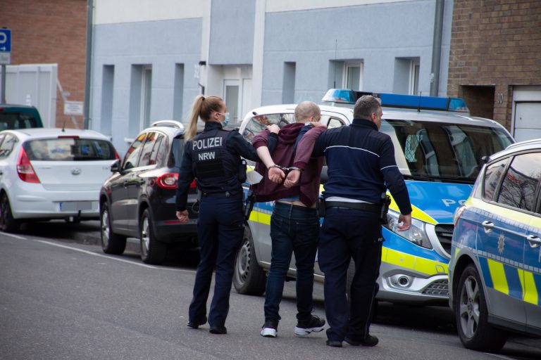 13.04.2021 Sophienstr Polizeieinstaz mit anforderung SEK