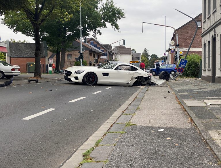 Verkehrsunfall mit Fahrerflucht und einer leicht verletzten Person