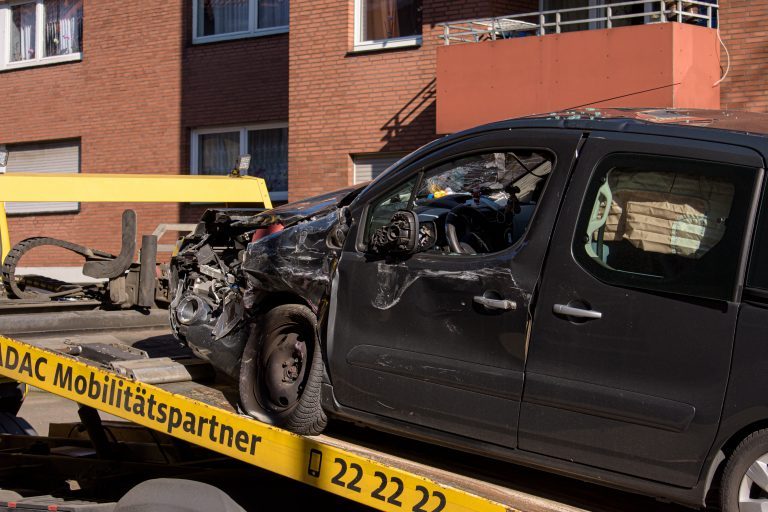 Update: Sieben Personen verletzt bei Zusammenstoß von PKW und Bus