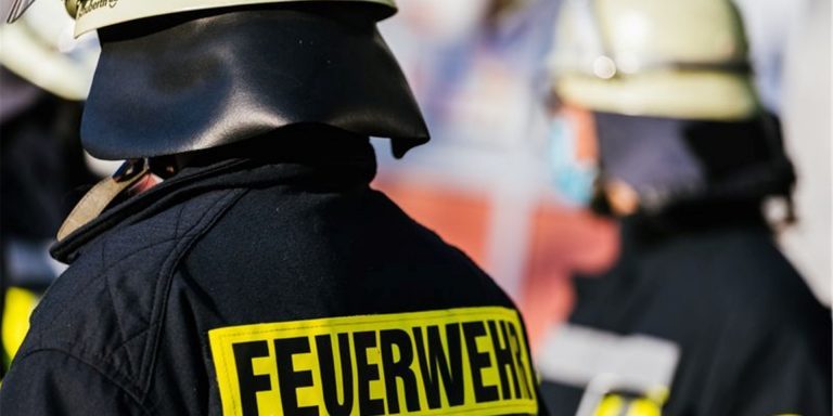 Nächtliches Feuer in Kleingartenanlage – Laube brennt vollständig aus