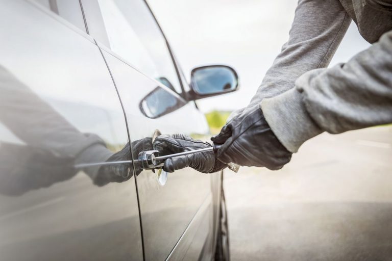 Mutmaßliche Autoknacker von der Polizei gestellt