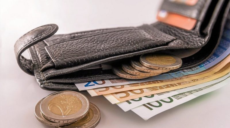 Glück im Unglück.  Mann gibt Portemonnaie mit mehreren Hundert Euro bei der  Polizei ab.