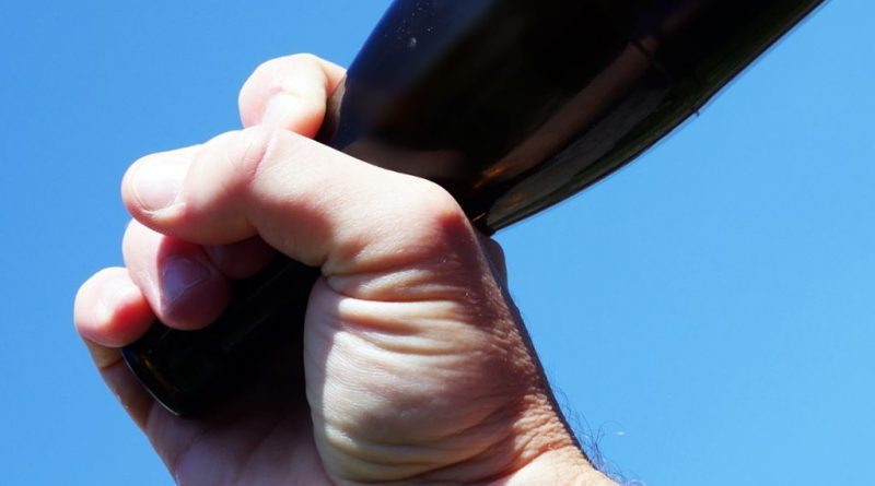 24-Jähriger schlägt 48-Jährigen mit Flasche