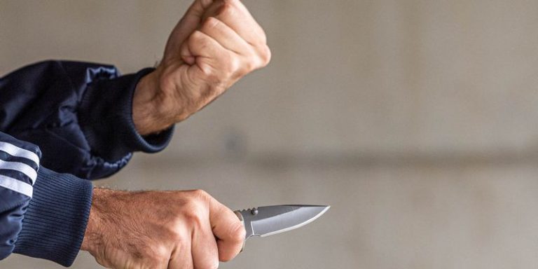 Junger Mann wird durch Messer verletzt Tatverdächtiger kehrt zum Tatort zurück und wird eingewiesen