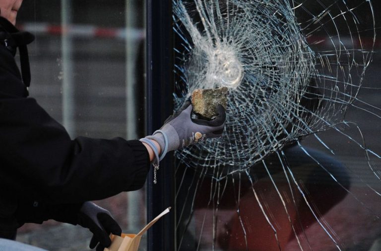 Versuchter Einbruch im Juweliergeschäft. Polizei stellt Täter.