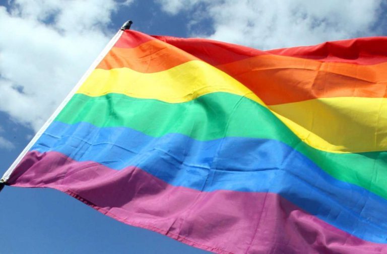 Jugendlicher zündet Regenbogen-Flagge an