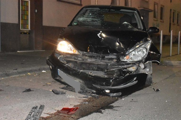 Betrunkener Autofahrer baut Unfall mit hohem Sachschaden