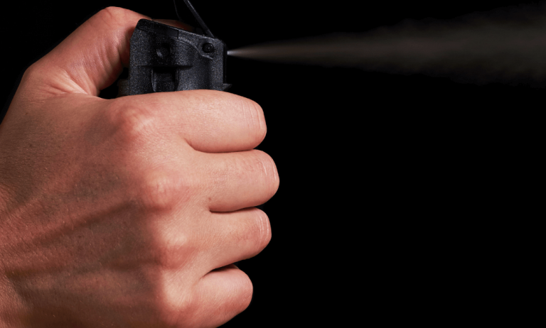 Unbekannte Täter sprühen 20-jährigen Reizgas ins Gesicht und rauben ihm das Handy