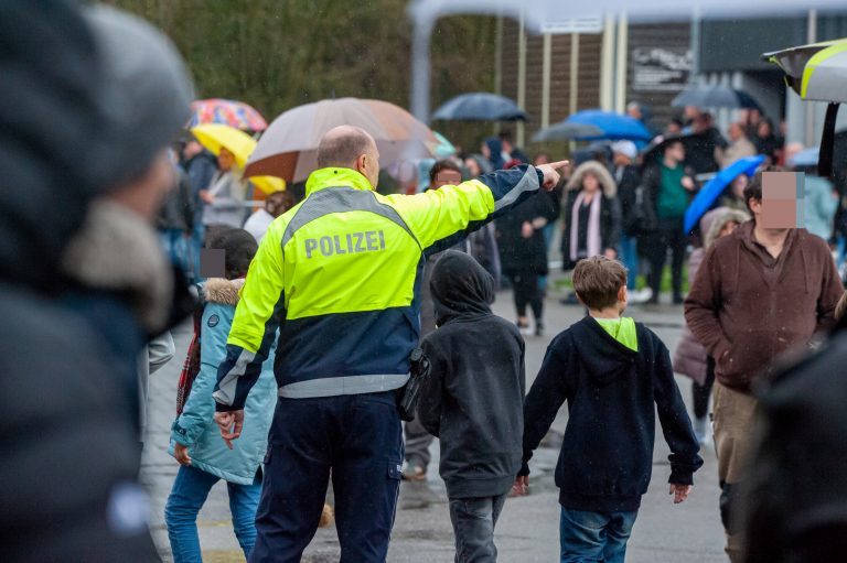 Hinter Bombendrohung soll ein 15 Jähriger aus dem Ausland stecken