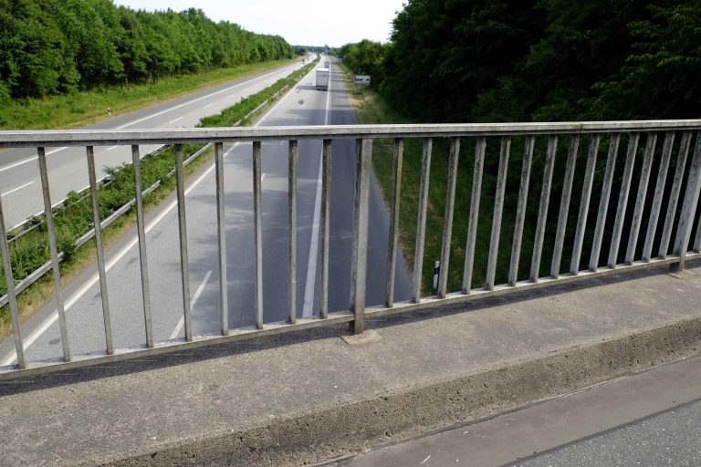 Mordkommission ermittelt nach mutmaßlichen Steinwurf von Autobahnbrücke