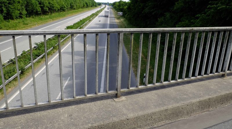 Mordkommission ermittelt nach mutmaßlichen Steinwurf von Autobahnbrücke