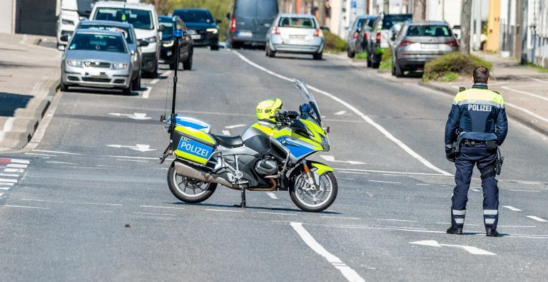 Verkehrsunfall Rollerfahrer lässt 15-Jährigen Freund schwer verletzt zurück