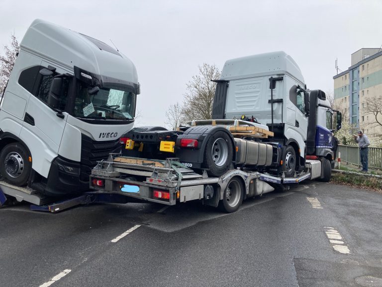 LKW fährt sich nach Wendemanöver fest