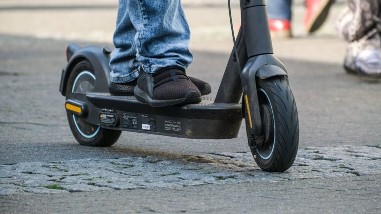 Nach Zeugenhinweisen Polizei ermittelt Täter nach E-Roller Diebstahl