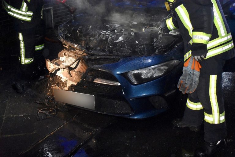 Die Feuerwehr löschte den brennenden Pkw, einen blauen Mercedes.