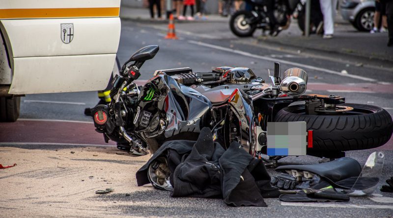Motorradfahrer kollidiert mit Krankenwagen