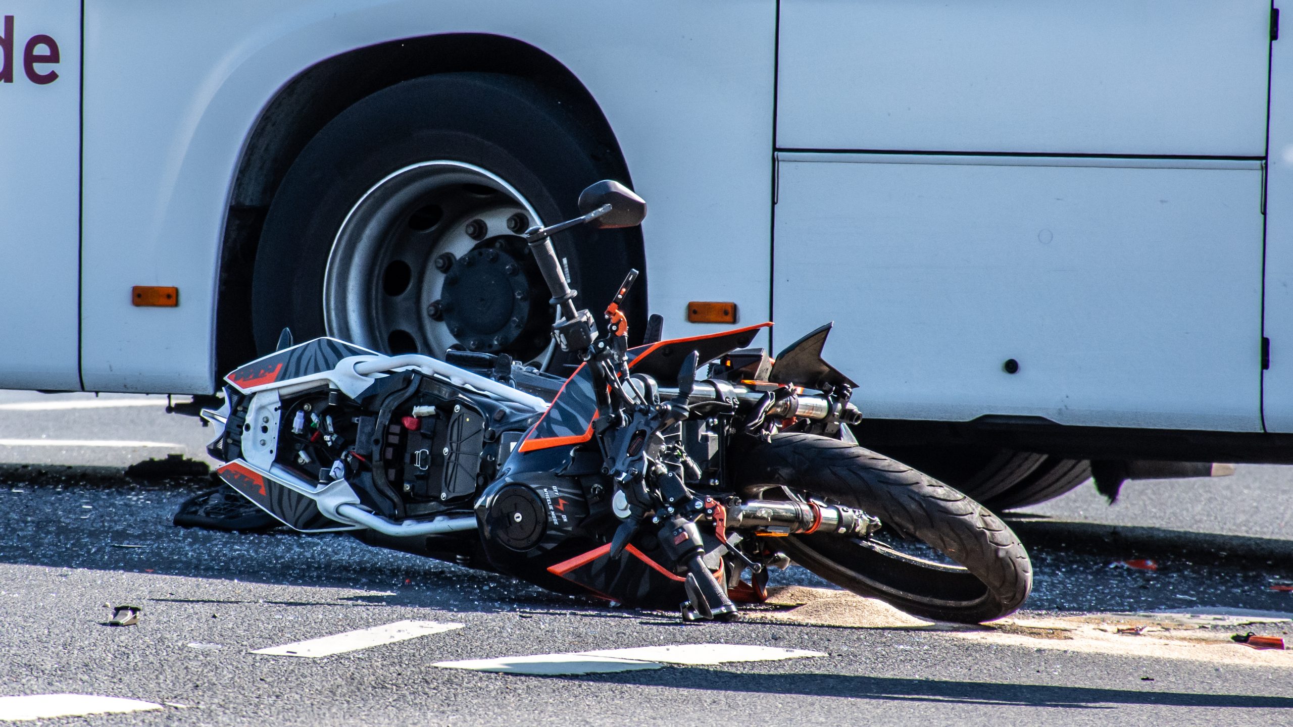 Junger Motorradfahrer stirbt bei schwerem Unfall in Mönchengladbach2