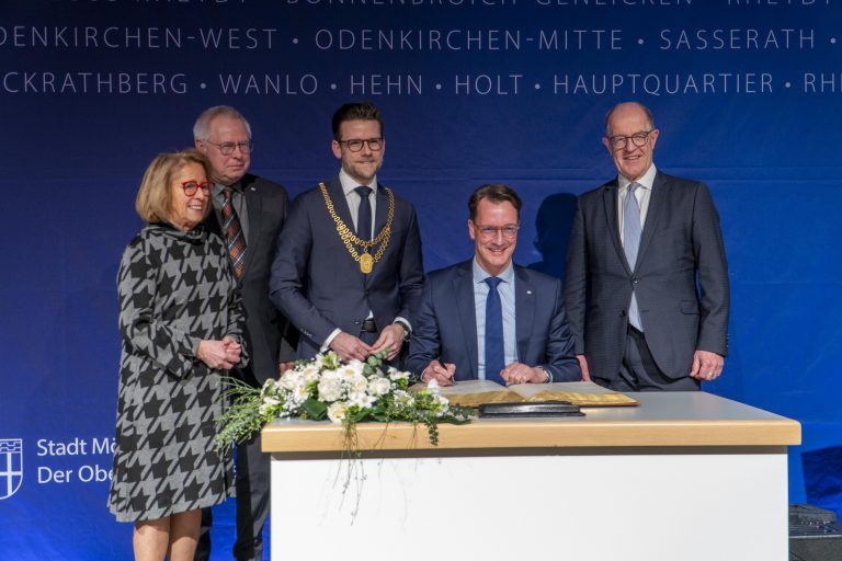 Digitaler Schatz: Das Goldene Buch der Stadt Mönchengladbach jetzt online zugänglich