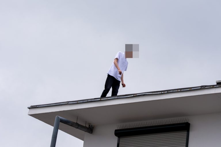 Drama auf dem Dach: SEK beendet Einsatz in Mönchengladbach – 21-Jähriger unverletzt in Gewahrsam genommen