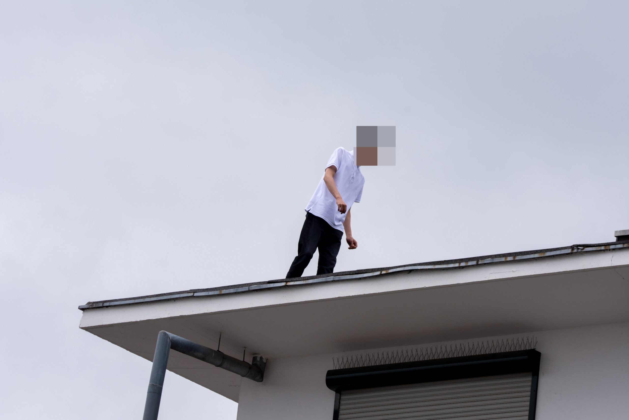 Drama auf dem Dach: SEK beendet Einsatz in Mönchengladbach – 21-Jähriger unverletzt in Gewahrsam genommen