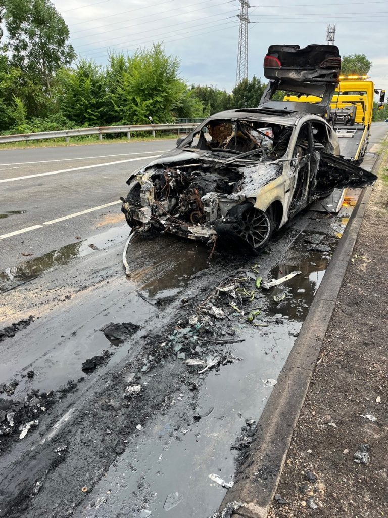 Auto fängt Feuer – Verkehrsbehinderungen auf der Dahlener Straße