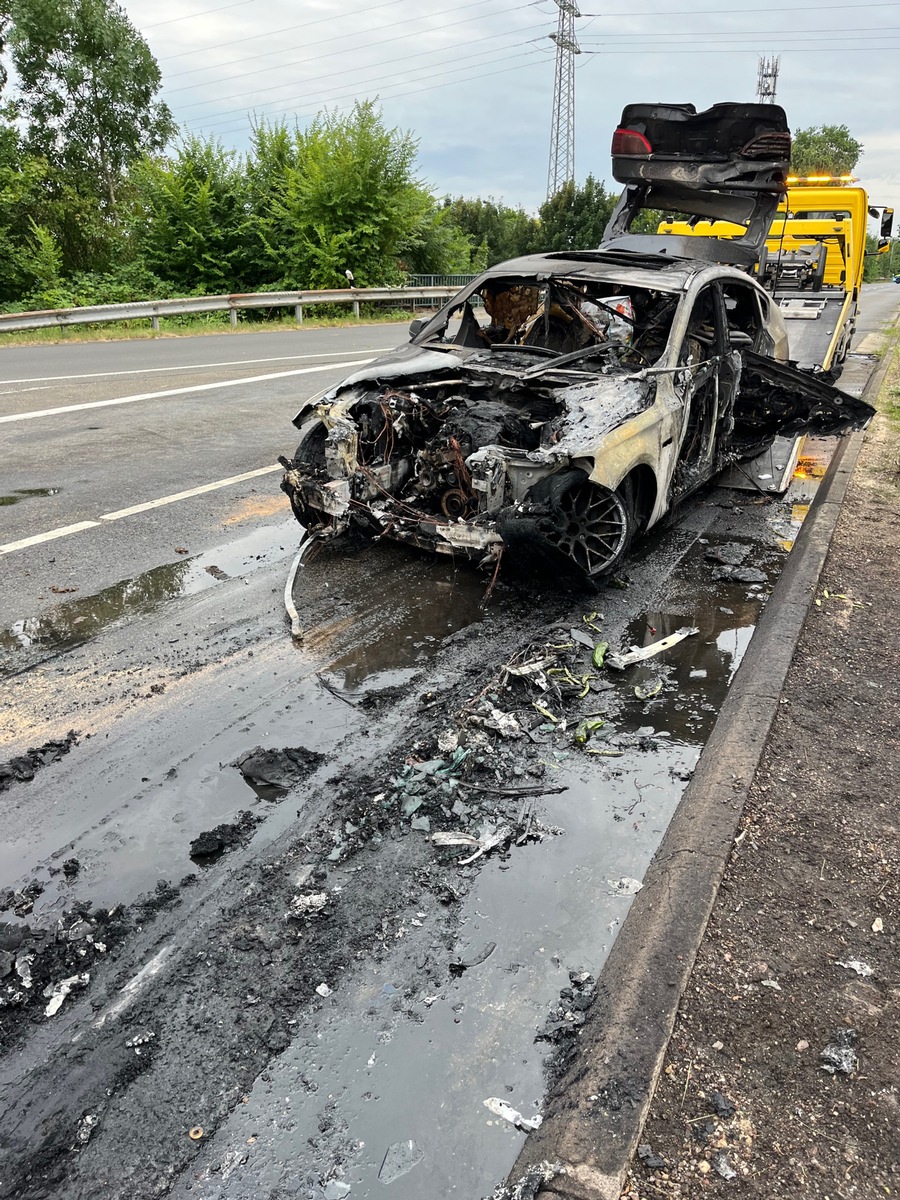 Auto fängt Feuer – Verkehrsbehinderungen auf der Dahlener Straße