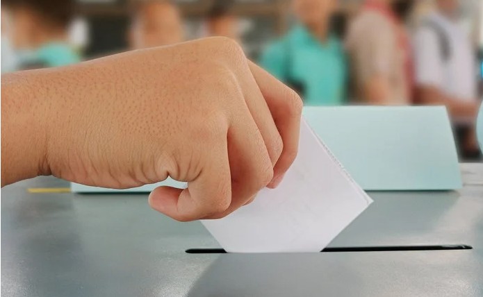 Motivierender Blick auf eine parteiunabhängige Wahlkampagne in Mönchengladbach, die junge Leute über Social Media, Wahlbuddies und Events gezielt zur Teilnahme an der Kommunal- und Integrationsratswahl am 14. September 2025 einlädt.