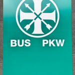 Grüne Schilder mit dem St. Sebastianus Kreuz weisen Autos und Bussen den Weg zum Bundesfest. (Foto Stadt MG)
