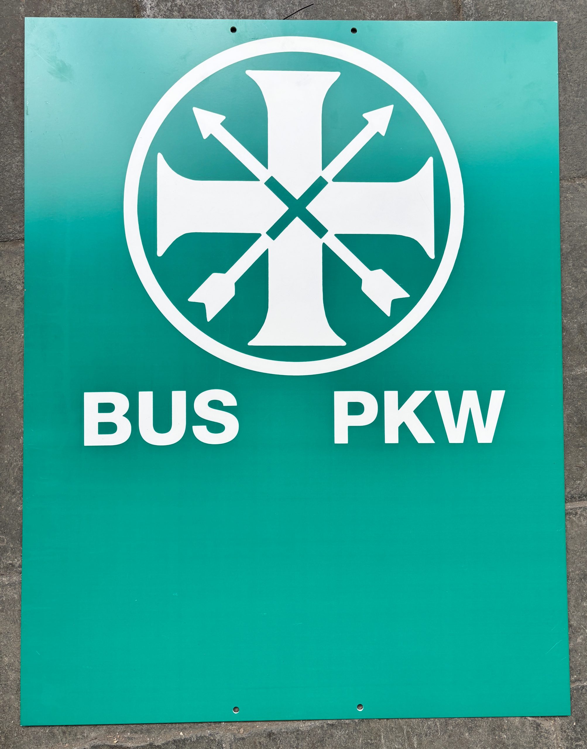 Grüne Schilder mit dem St. Sebastianus Kreuz weisen Autos und Bussen den Weg zum Bundesfest. (Foto Stadt MG)