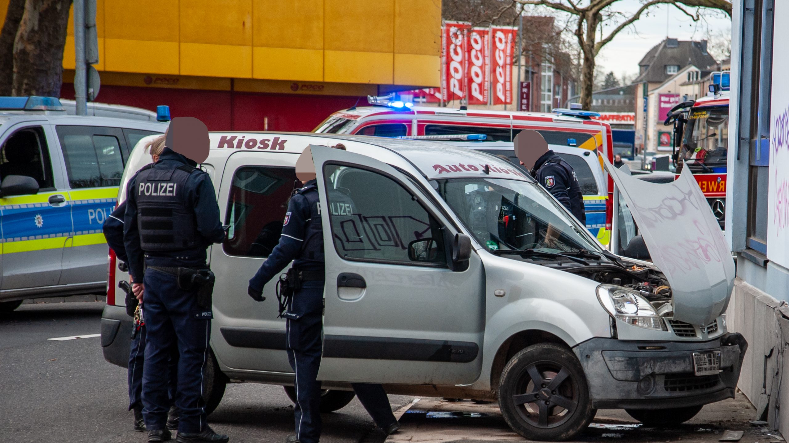 VU Pescherstr 94 KFZ gegen Hauswand 4