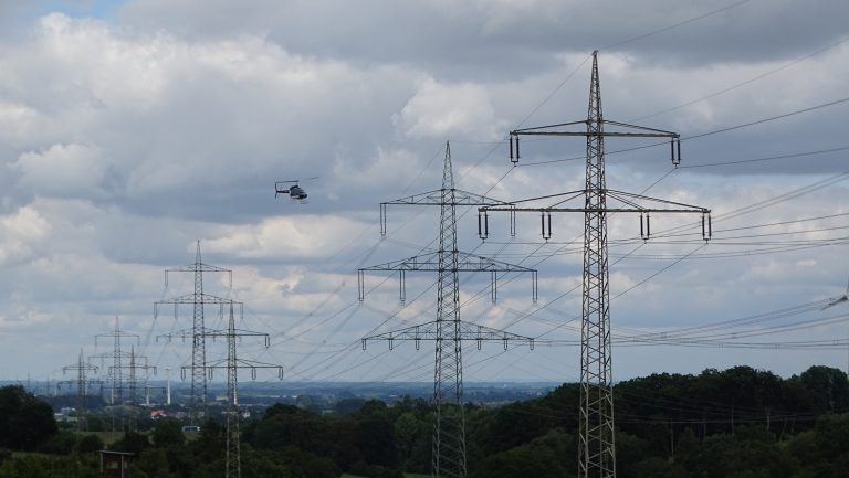 Freileitungskontrolle-per-Helikopter