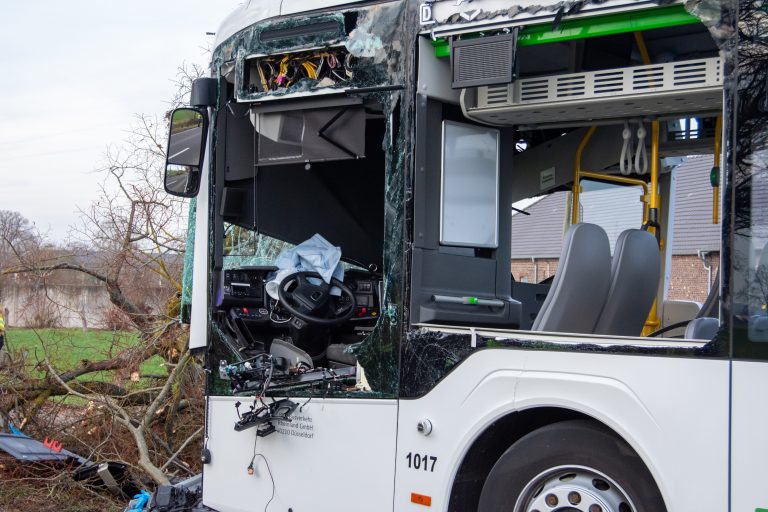 Schwerer Busunfall in Willich Fahrer in Lebensgefahr Foto Sascha Hohnen Bils 3