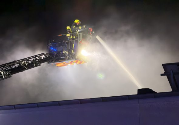 Feuerwehr verhindert Ausbreitung bei Lagerhallenbrand auf der Bendhecker Str Bild 3