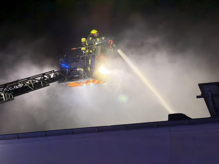 Feuerwehr verhindert Ausbreitung bei Lagerhallenbrand auf der Bendhecker Str Bild 3