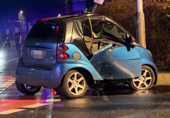 Schwerer Unfall in Mönchengladbach 22-J prallt mit Auto gegen Ampelmast Bild 4